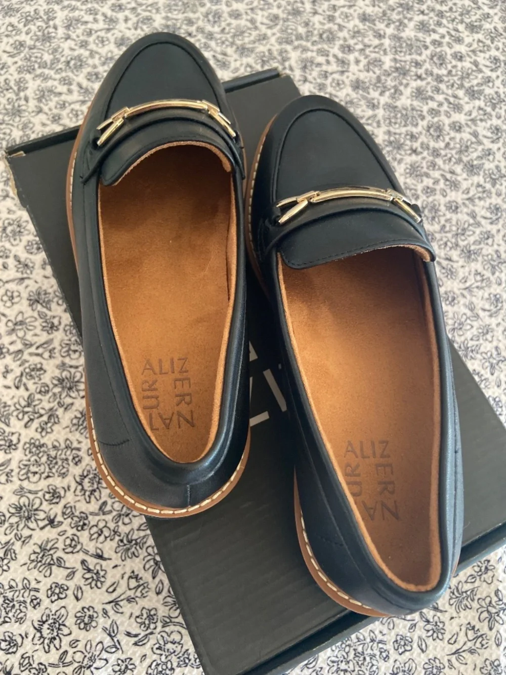 Naturalized women’s Elin Black loafer